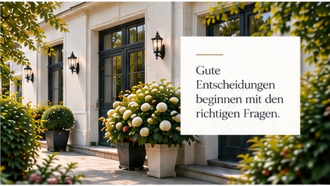 Gepflegter Hauseingang mit Gartenbepflanzung